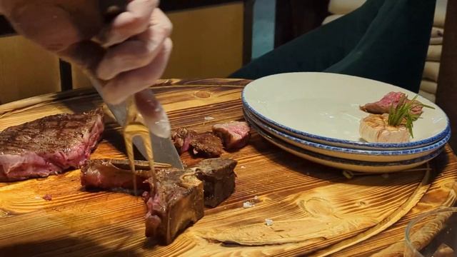 Разделка стейка T-bone 21дневной выдержки в ресторане Steak it easy. смотреть онлайн