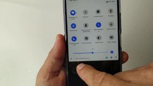 Тёмная тема на телефоне Vivo, ночной режим, чёрный фон экрана.