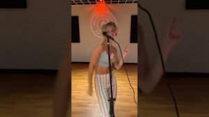 Elena Kampouris... cantando