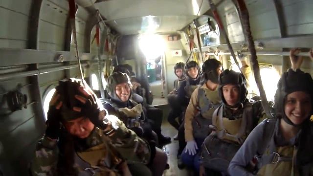 Самостоятельный прыжок с парашютом. Высота 900 м смотреть онлайн