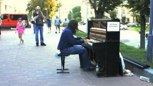 Уличный музыкант и пианино. Street musician(busker) with piano in Kiev