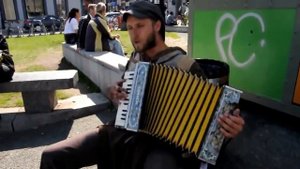 Бездомный красив играет на баяне и при этом поет)))