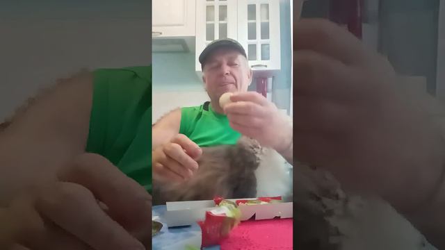 Ем пирожное миндальное со сбивным кремом Макарон со вкусом фисташки из магазина фикс прайс смотреть онлайн