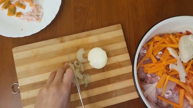 Куриные бедрышки с овощами на ужин. Простой рецепт со сладким перцем на сковороде! смотреть онлайн