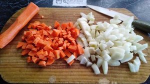 Копчёные рёбра с картошкой и овощами в горшочках