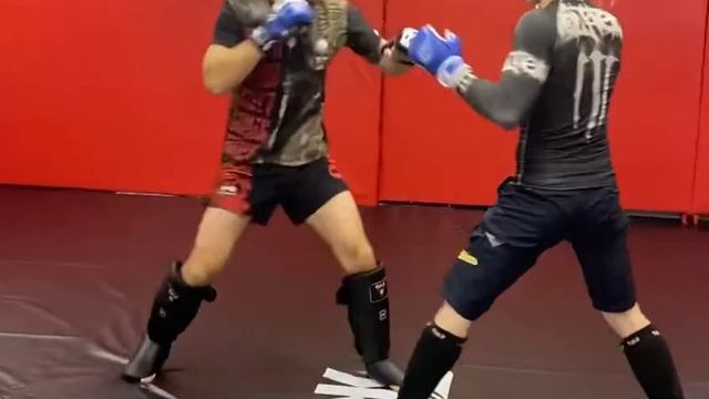 Ударная техника, отработка комбинаций на тренировке смотреть онлайн