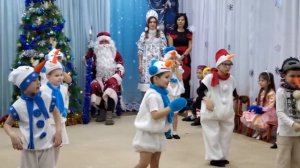Танец снеговиков в садике 390