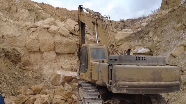 Гидромолот Steel Hand на карьере по добыче известняка смотреть онлайн