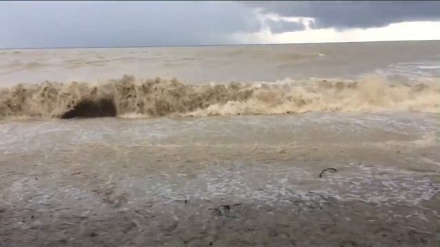 106.?ЧЕЛОВЕКА затягивает в море.?СПАСАТЕЛИ в шоке! Жуткий шторм!!! смотреть онлайн