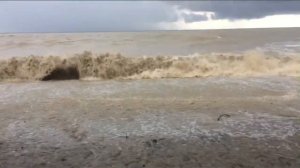 106.?ЧЕЛОВЕКА затягивает в море.?СПАСАТЕЛИ в шоке! Жуткий шторм!!!