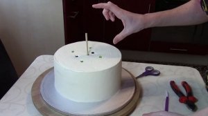 Двухъярусный торт с живыми цветами. Подробное видео.