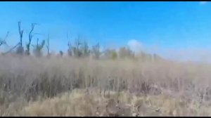 Видео боя от первого лица. Русский лихой боец насыпает тарасам, которые засели всего в ста метрах.