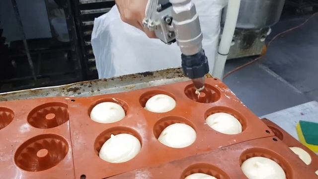 Шнековый дозатор. Дозирование кексового теста.
