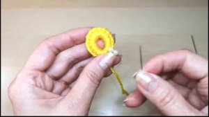 Что сделать из остатков пряжи. Цветок из пряжи без вязания.