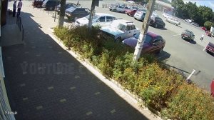 ВОР УКРАЛ БАРСЕТКУ В ЦЕНТРЕ ГОРОДА! Запись с камеры наблюдения.