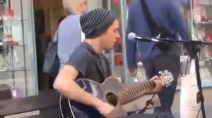 НЕРЕАЛЬНЫЙ ГОЛОС!!! Парень удивил всю улицу пением под гитару!!