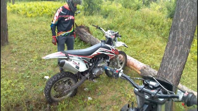 Прокатились С Жекой по лесу после дождя Очень скользкая грязь и трава. смотреть онлайн