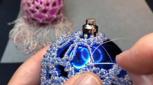 Новогодний шар, оплетённый бисером и ронделями. Ещё один вариант. Ёлочные украшения.