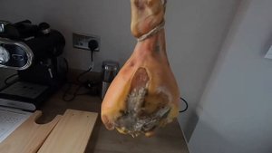 Хамон - испанский национальный деликатес, сыровяленый свиной окорок