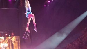 Елизавета Нугуманова и фигуристка на коньках-ходулях Екатерина Кокора.Лебединое озеро Плющенко 5.01