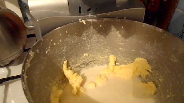 ВСЕГО ПОНЕМНОГУ. ПЕКУ БУЛОЧКИ. ДЕЛАЮ МАСЛО. смотреть онлайн