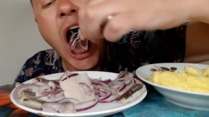 МУКБАНГ. ОБЖОР. СЕЛЁДОЧКА С ПЮРЕХОЙ И КРАСНЫМ ЛУЧКОМ.
