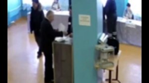 ШОК! В Якутии члены комиссии наполняют избирательную урну бюллетенями!