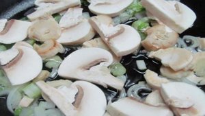 Теплый салат с макаронами и грибами