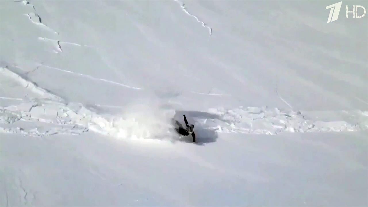 В поселке Приисковый в Хакасии снежная лавина накрыла сноубордиста