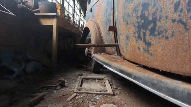 WE EXPLORED AN ABANDONED RETRO BARN WITH CLASSIC CARS AND MORE found exploring abandoned places UK смотреть онлайн