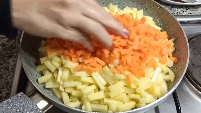 Жареная картошка с грибами шампиньонами - как вкусно пожарить с хрустящей корочкой смотреть онлайн