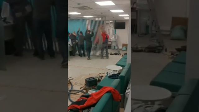 монтаж перегородки из декоративных реек в офисе сбербанк, декоративный брус, реечная перегородка смотреть онлайн