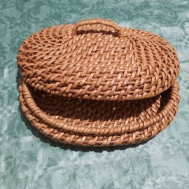 Плела хлебницу получилась шкатулка ( корневое плетение из газетных трубочек)