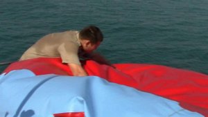 Надувному батуту большое плавание: заснул под Херсоном, а проснулся в открытом море