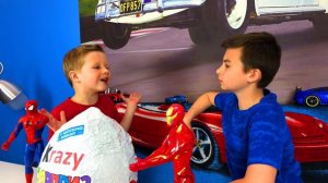 Что внутри ГИГАНТСКОГО КИНДЕР СЮРПРИЗА? Мечты Богдана сбываются!