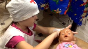 Малышка упала и разбила голову Доктор спасает ребёнка The doctor makes a baby
