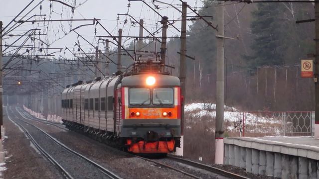 Электровоз ЧС2К-803 с поездом ГСЭ №179Й Самара-Москва платформа Конев Бор 5.12.2019