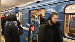 Станция метро Немига минского метрополитена, платформа, поезда, следующая станция Фрунзенская