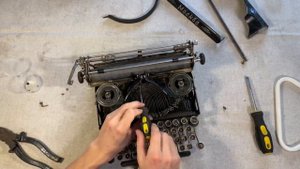 Печатная (пишущая) машинка «Москва» 1948 года. Чистка и полировка. Первоначальный разбор.