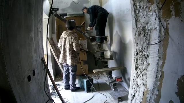 Лестница на центральном косоуре в маленькой комнате на каркасе из профильной трубы 100 на 100