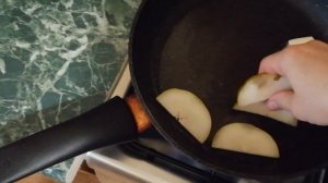 САЛАТ С КАРАМЕЛИЗОВАННОЙ ГРУШЕЙ И СЫРОМ ДОР-БЛЮ