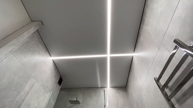 Натяжной потолок с теневым профилем, нишей и спотами (Обзор потолка #22) смотреть онлайн