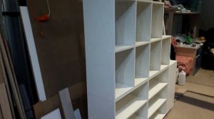 Стеллаж каскадный с открытыми полками.
