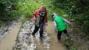 ОГРОМНАЯ ЛУЖА полные сапоги воды A HUGE PUDDLE boots full of water