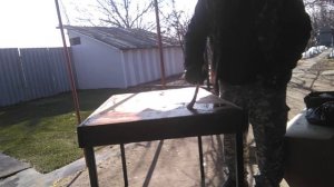 Обработка поделки морилкой. Готовлю стойку для виноградника. Удаляю корень старого винограда.