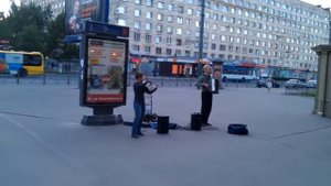 Дуэт (скрипка и баян) играет на площади Мужества