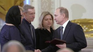 Владимир Путин вручил "Золотую Звезду" Героя России семье погибшего в Сирии летчика Романа Филипова
