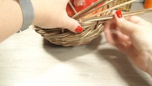 Ваза для цветов. Кашпо из бумажной лозы. Плетение из газетных трубочек