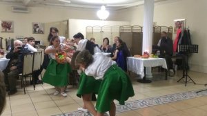 Танец с яблоками