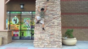 мой ребенок ползает по стенам как человек паук..